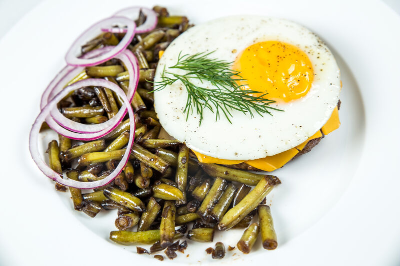 Біфштекс з кисло-солодкою спаржею та яйцем.