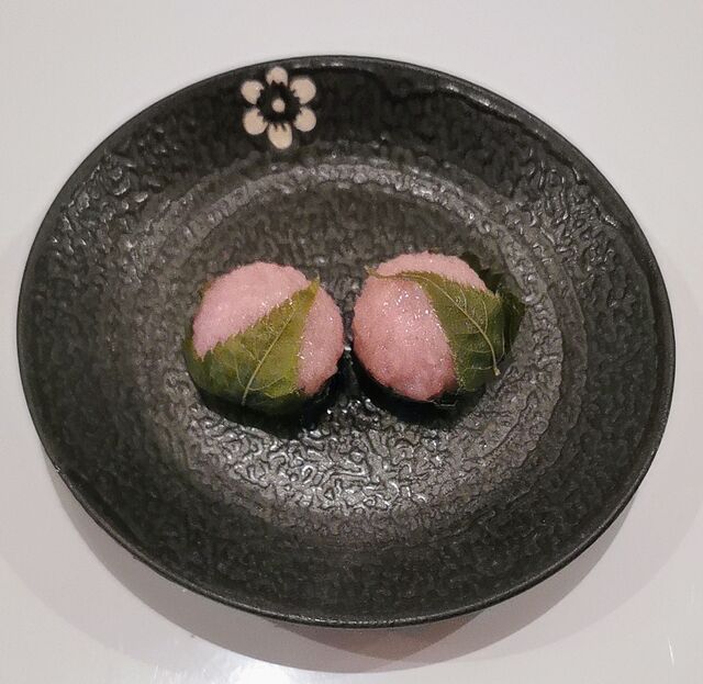 224. Reiskugel it Kirschblätter