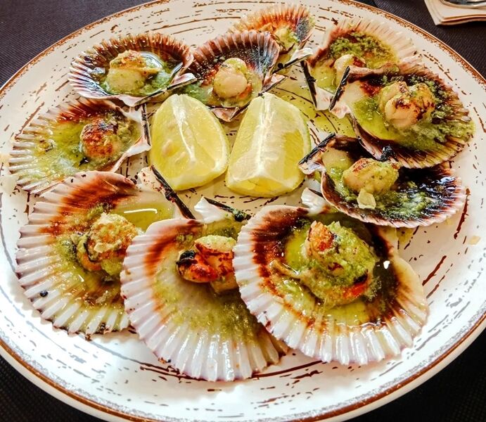 Zamburiñas a la plancha con aliño de ajo y perejil
