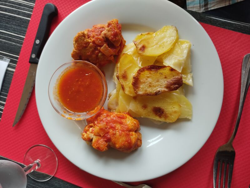 Paupiette de dinde à la tomate et gratin dauphinois servis d'une salade verte 
