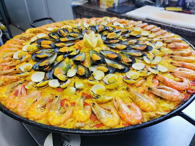 Paella de pescados y mariscos, pídela para 2 o para 30 personas :)