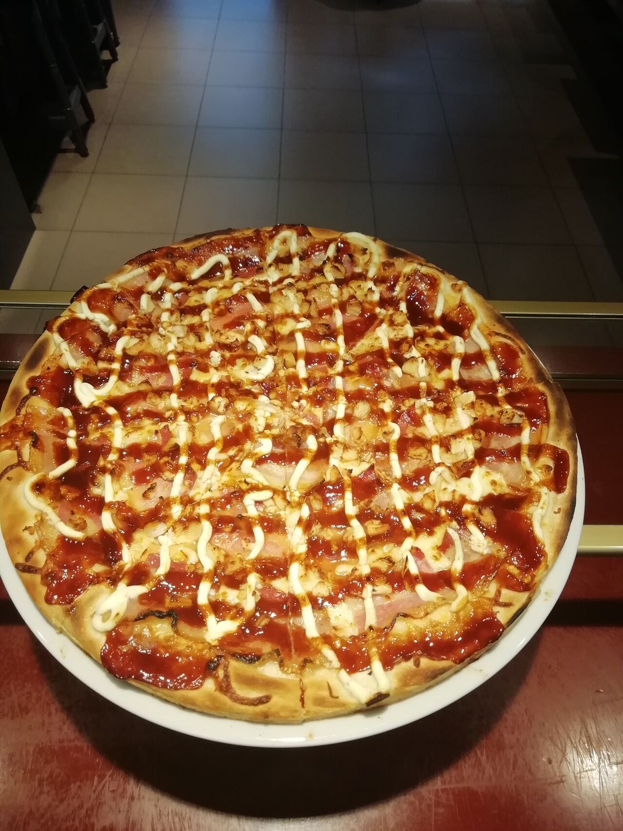 Pizza BBQ:
Pollo, bacon, crema de queso y salsa barbacoa