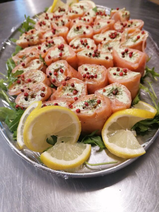 Eine beliebte Wahl unserer großen Auswahl : Retro Rezept Lachs-Avocado Röllchen mit Rosa Pfeffer