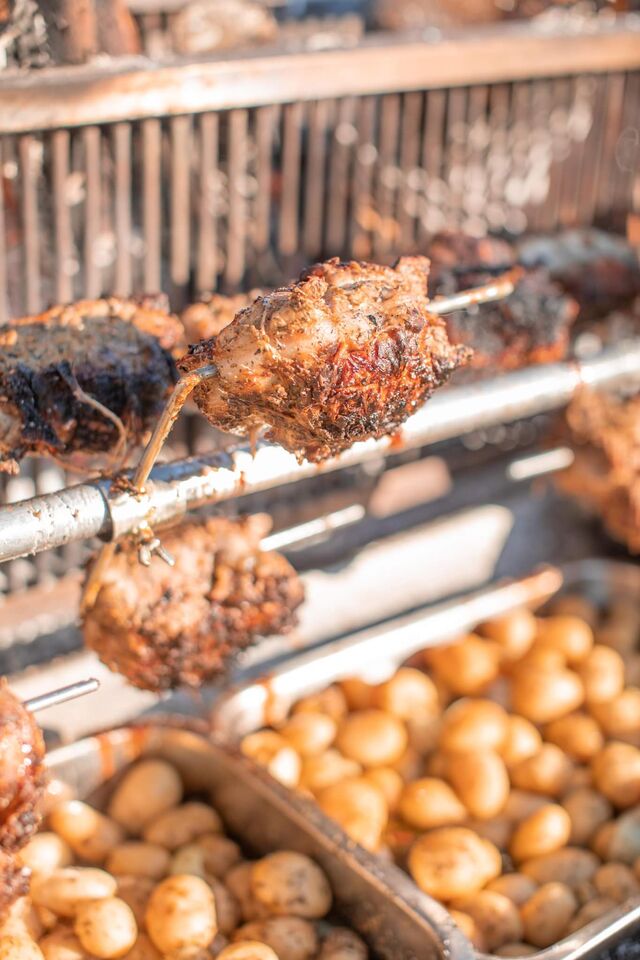Jambonneau de 600 gr , mariné 24 heure et cuit au feu de bois 2 h environ pour 2 personnes 12€
