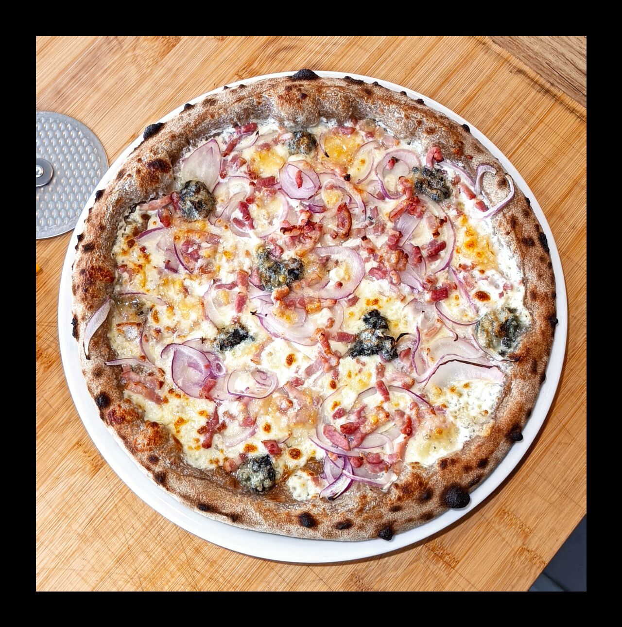 Pizza Verone - base crème, mozza FDL, oignons rouges, gorgonzola, lardons fumés, parmesan