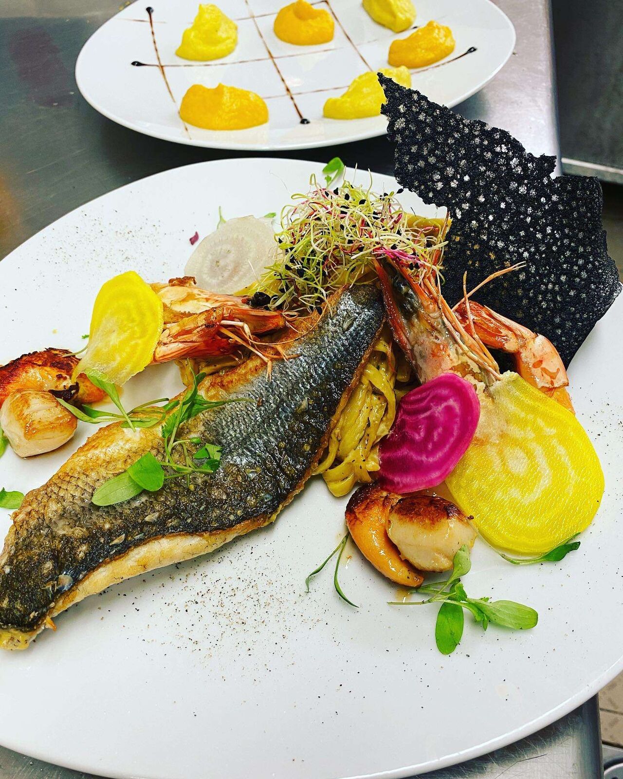 Gambas, noix de Saint-Jacques et filet de bar, c'est l'assiette de la mer 🐬