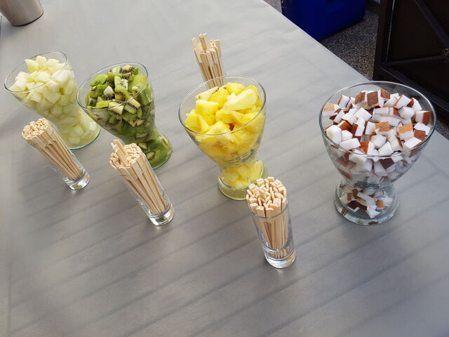 Fruits coupés en brochette