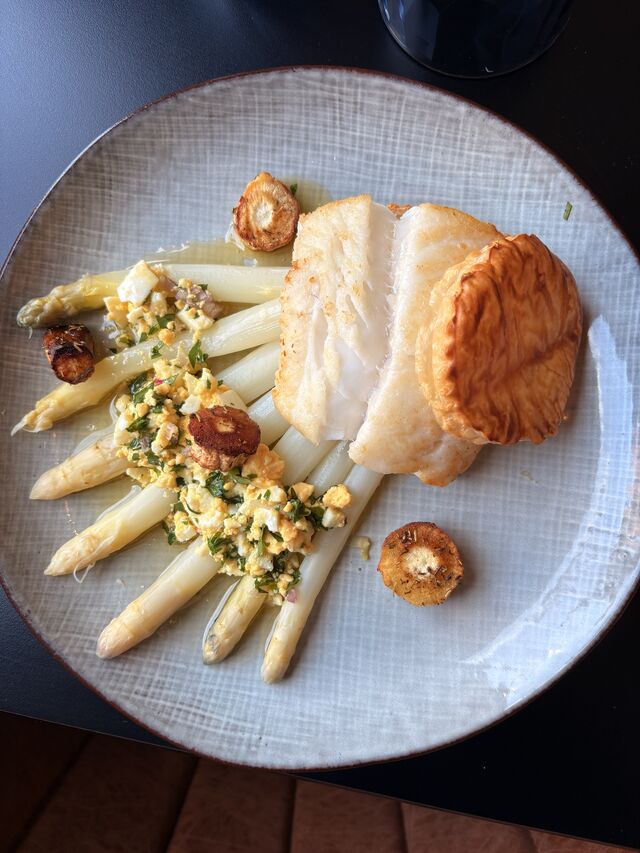 Dos de cabillaud, asperge à la flamande