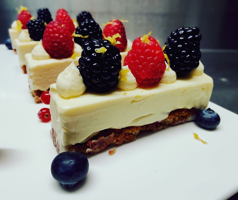 Entremet chocolat blanc, fruits rouges