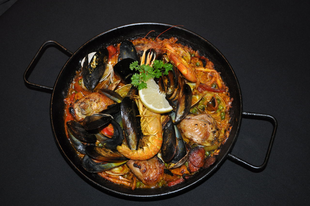 seafood and chicken paella
paella poulet et fruits de mer