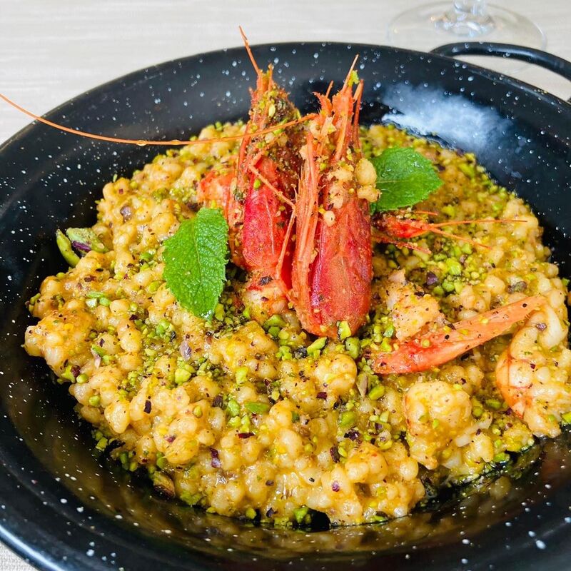 Fregola al Pistacchio di Bronte: Salsa bisque e Gamberi rossi del Mediterraneo 