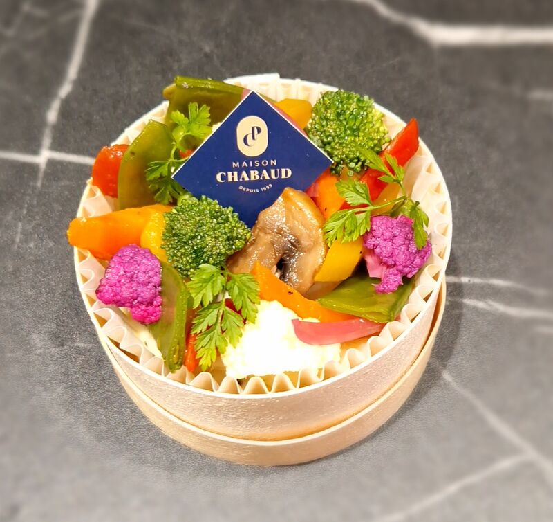 Bouquetière de légumes de saison sur une purée