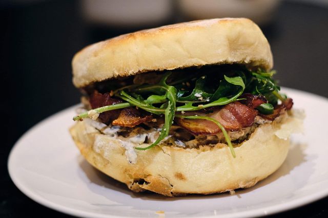 English Muffin crème aux champignons, bacon et roquette