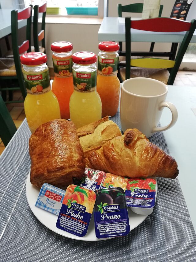 Formule Petit déjeuner à. 4€ 90
Boisson chaude au choix
Jus de Fruits
Pain Beurre Confiture
(ou pain choco ou croissant) 