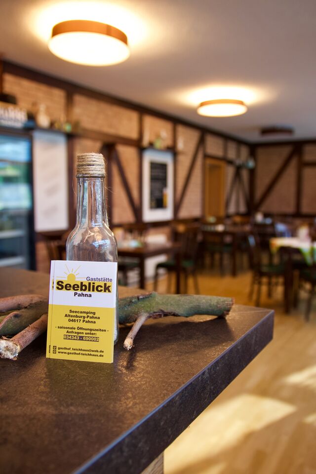 Unser Gastraum mit Blick in Richtung Kamin