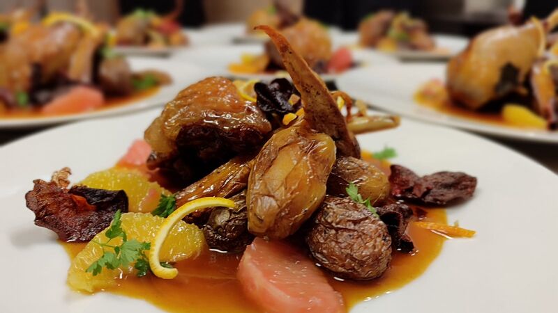 Pintade aux agrumes, pomme de terre grenaille au four et panais roti