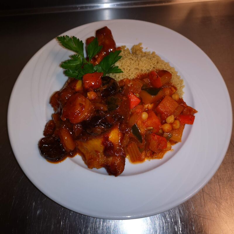 mijoté de poulet aux fruits secs accompagnée de semoule et poêlée de légumes à l'orientale