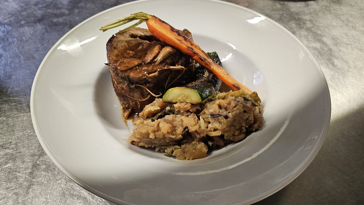 1/2 épaule d'agneau confite et picat