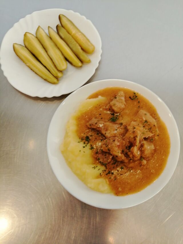 Biber meso, krumpir pire, salata