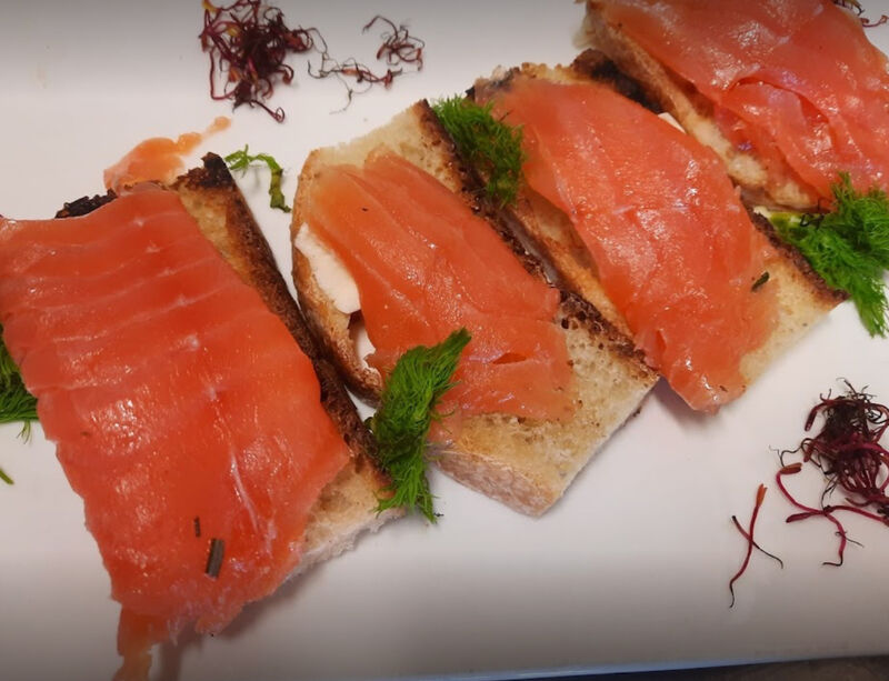 SALMONE MARINATO A SECCO SU CROSTONE DI BURRO SALATO