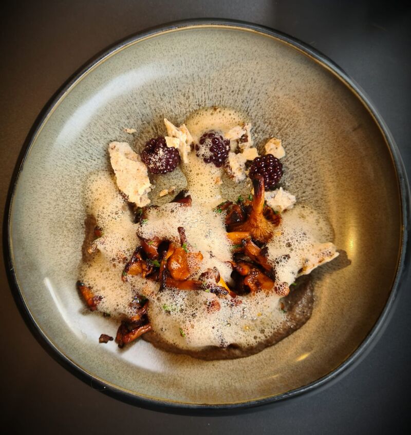 -CHAMPIGNON
Crémeux de champignons, mûres au vinaigre, crumble noisette
