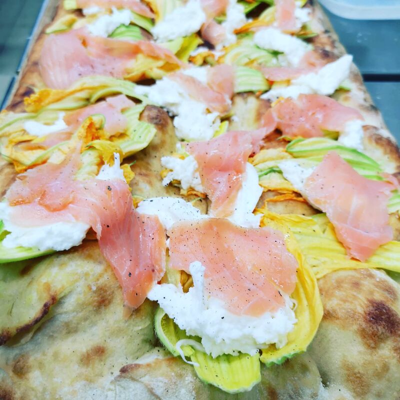 La nordica con i colori del sud con salmone fior di latte e fiori di zucca
