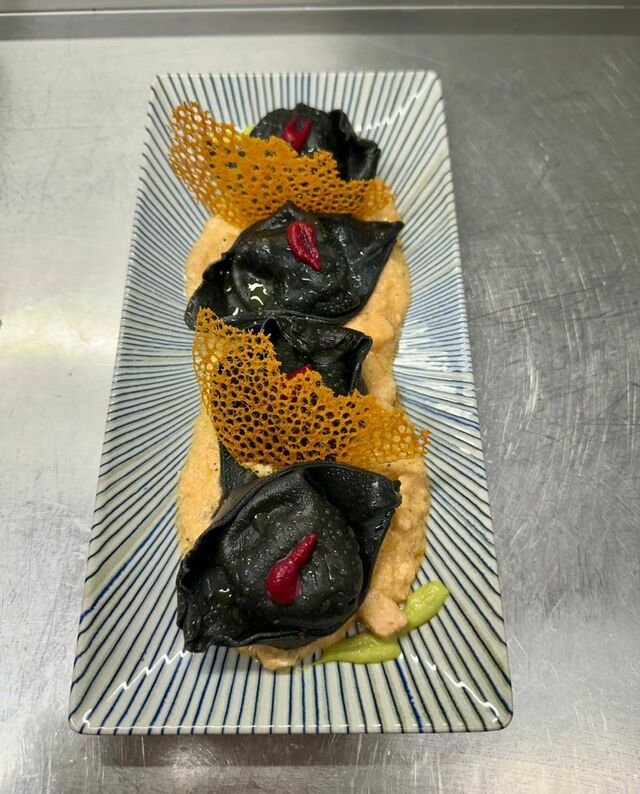 Tortelloni negros con salsa de salmón 