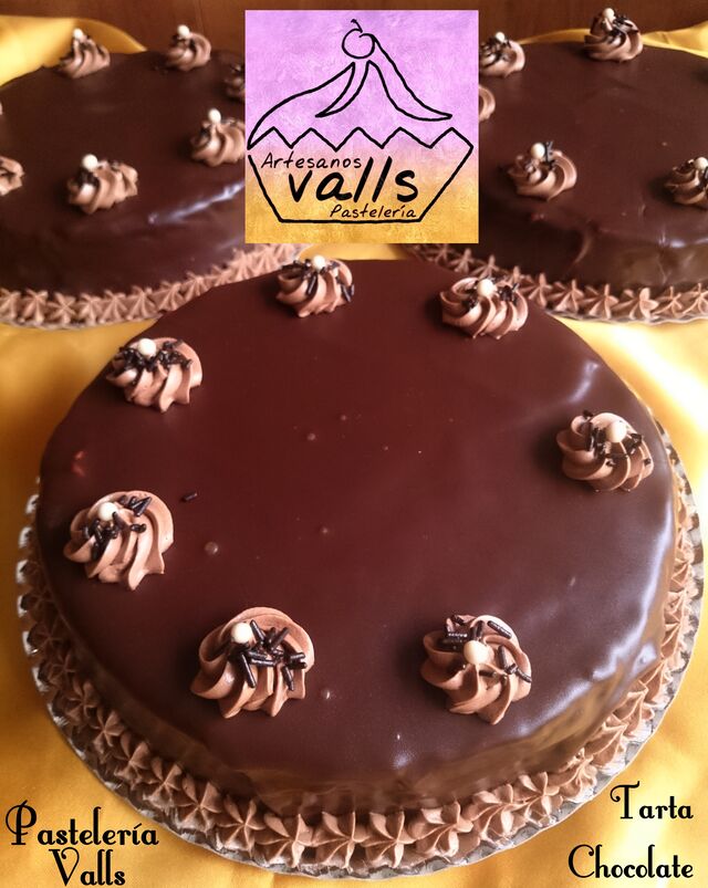 Tarta de Chocolate.
Bizcocho de Chocolate relleno de Crema de Cacao y Chocolate con un baño de cobertura de Chocolate 