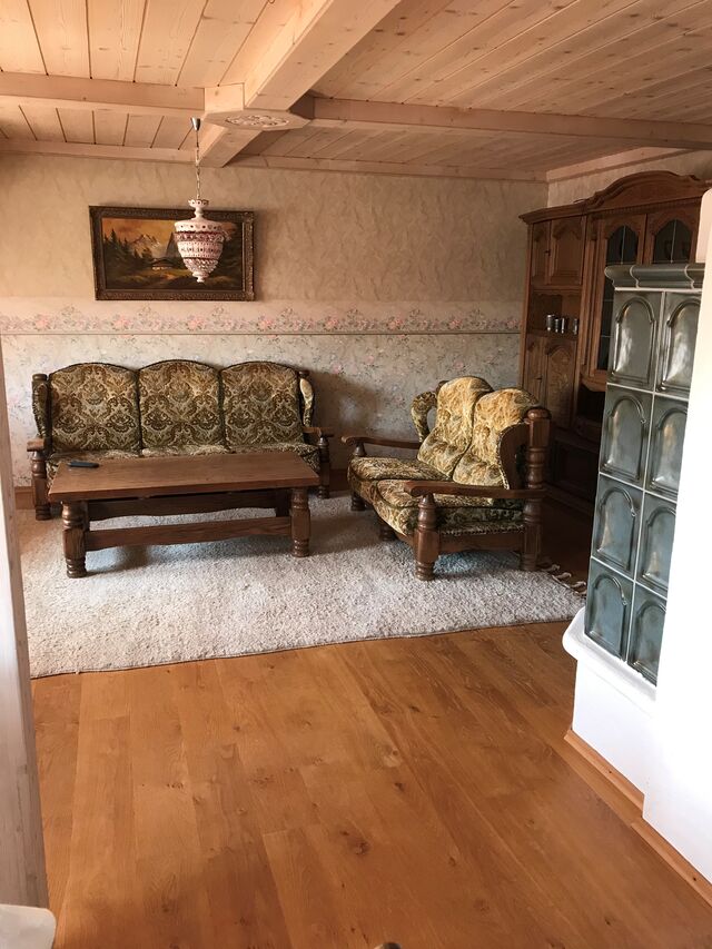 Wohnzimmer mit Radio und TV