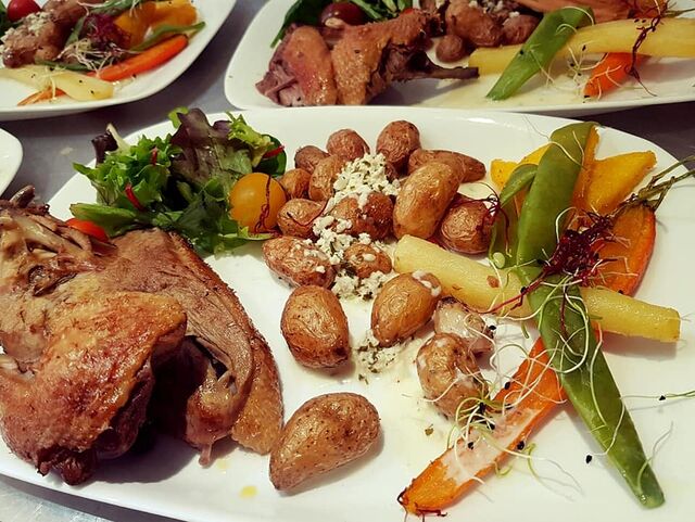 Confit de canard des Landes, pommes de terre grenailles et légumes de saison.