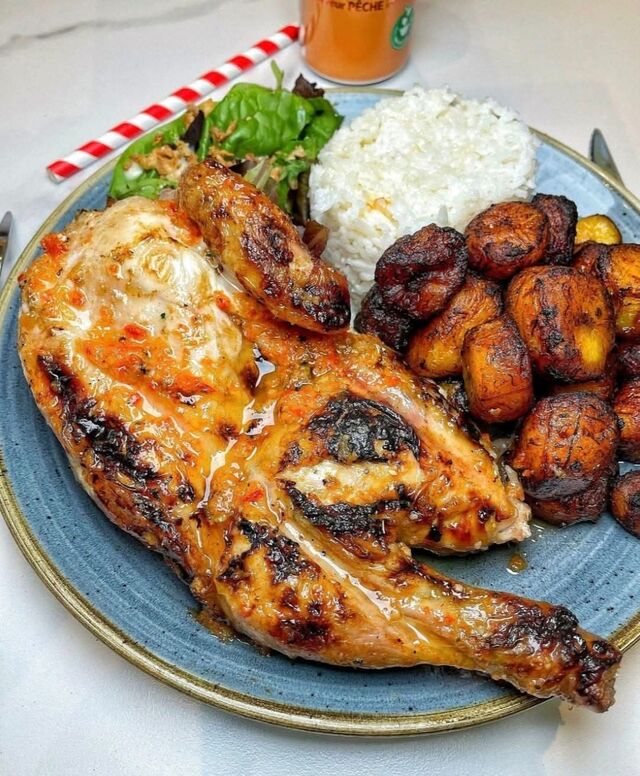 Demi poulet  braisé d'origine Française mariné et cuit à la braise 