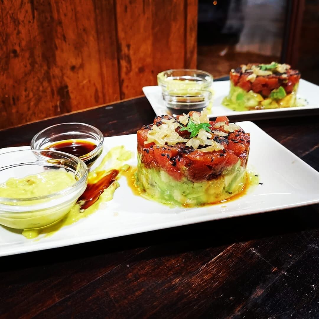 Tartar de atún y aguacate macerado con Limoncello. 