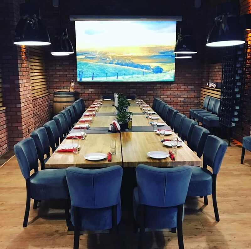 Sala win- posiada duży projektor idealny na szkolenia i prezentacje formowe . 