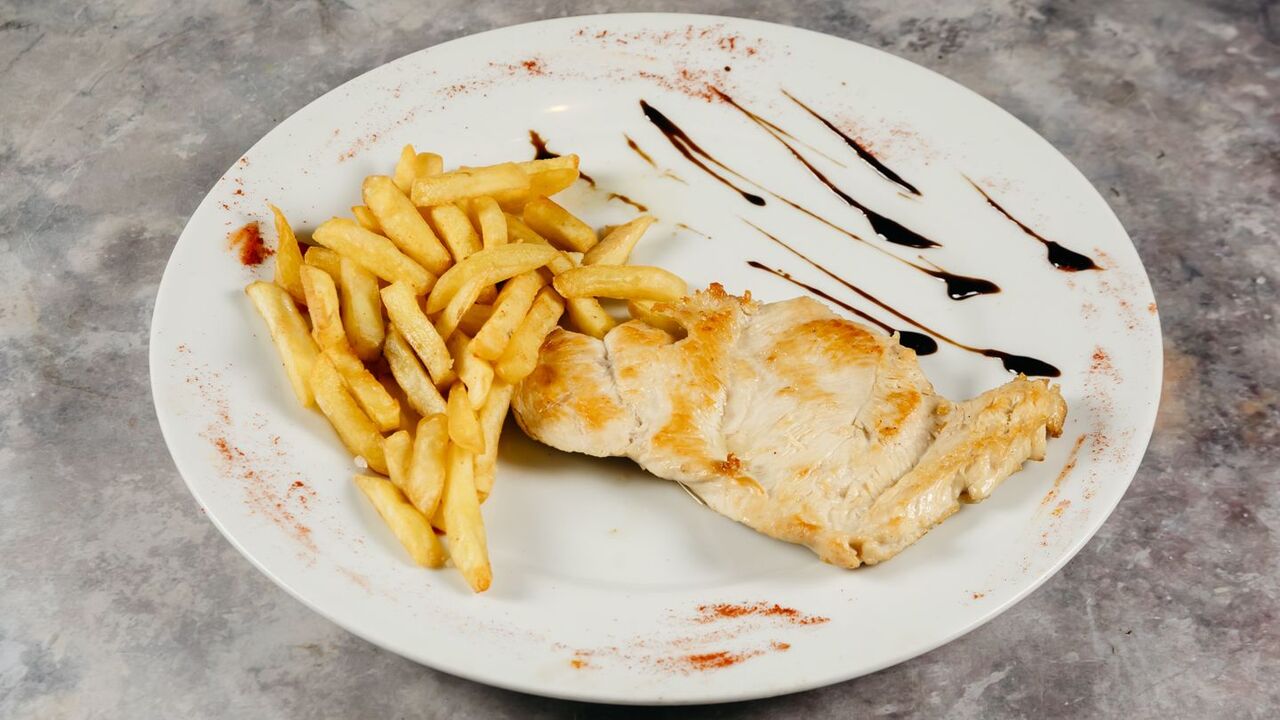 Pileći file na žaru sa prilogom