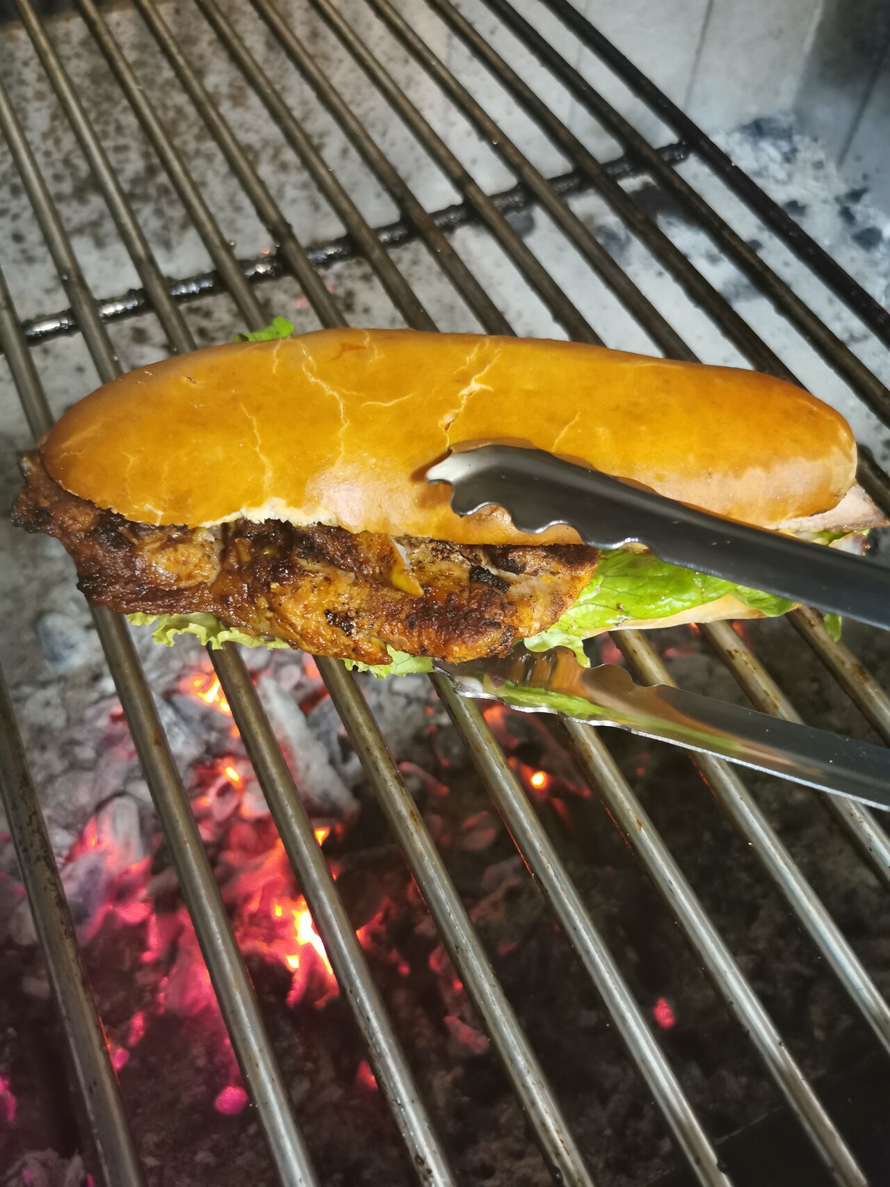 Sandwich Secretos : pain artisanal, grillade de porc, salade, oignons, moutarde portugaise