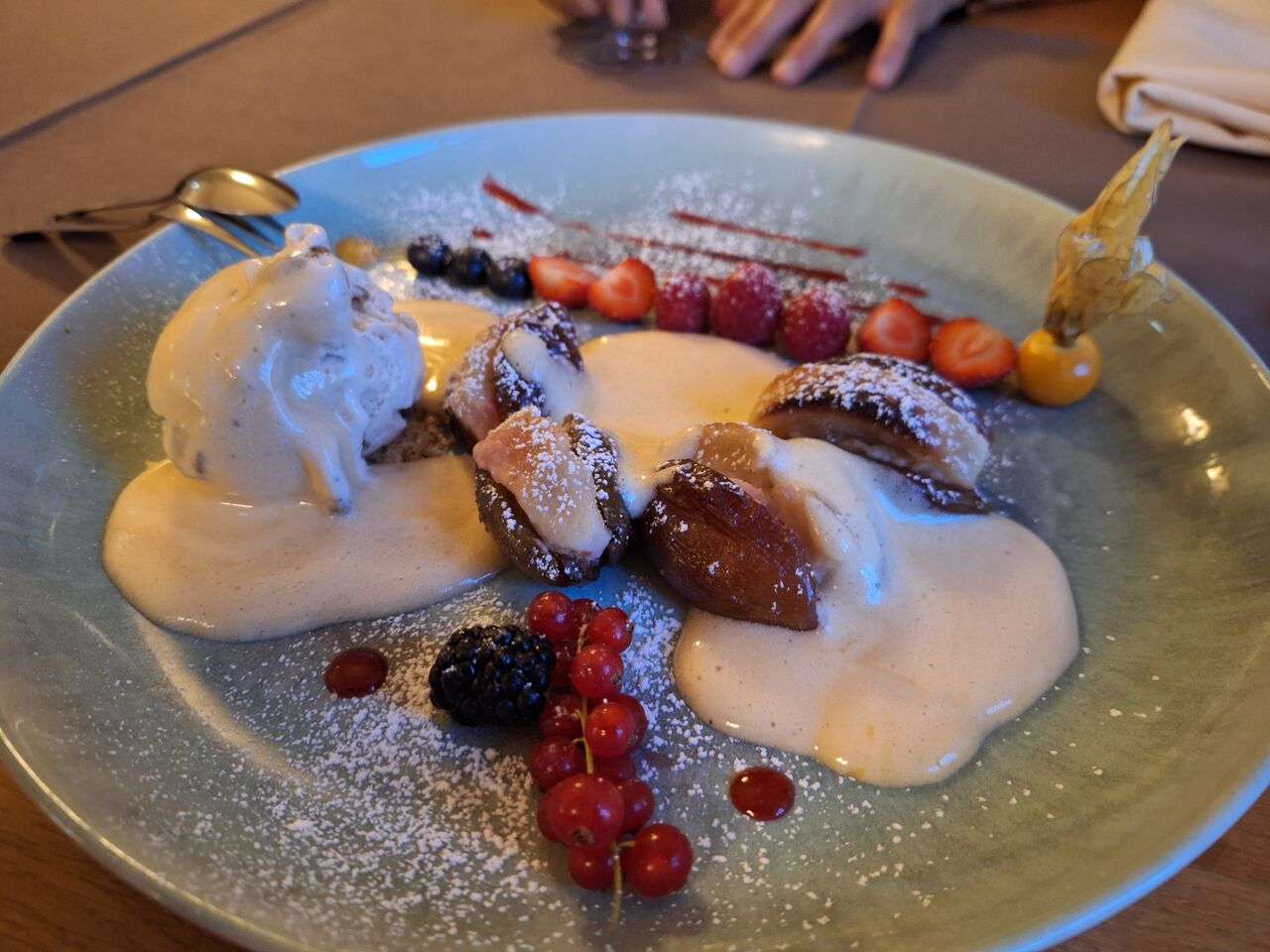 Wärme Zwetschgen mit Marzipan gefüllt, Weinschaum und Walnuss - Eis