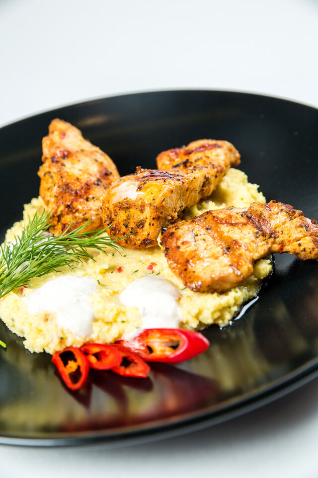 Індичка з палентою та вершковим соусом.