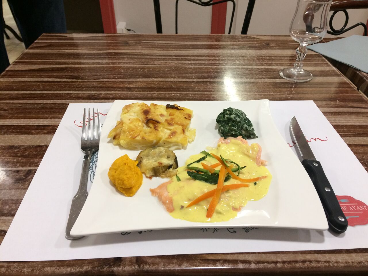 plat du jour fait maison:
Filet de saumon frais sauce safran,gratin dauphinois et légumes assortis
