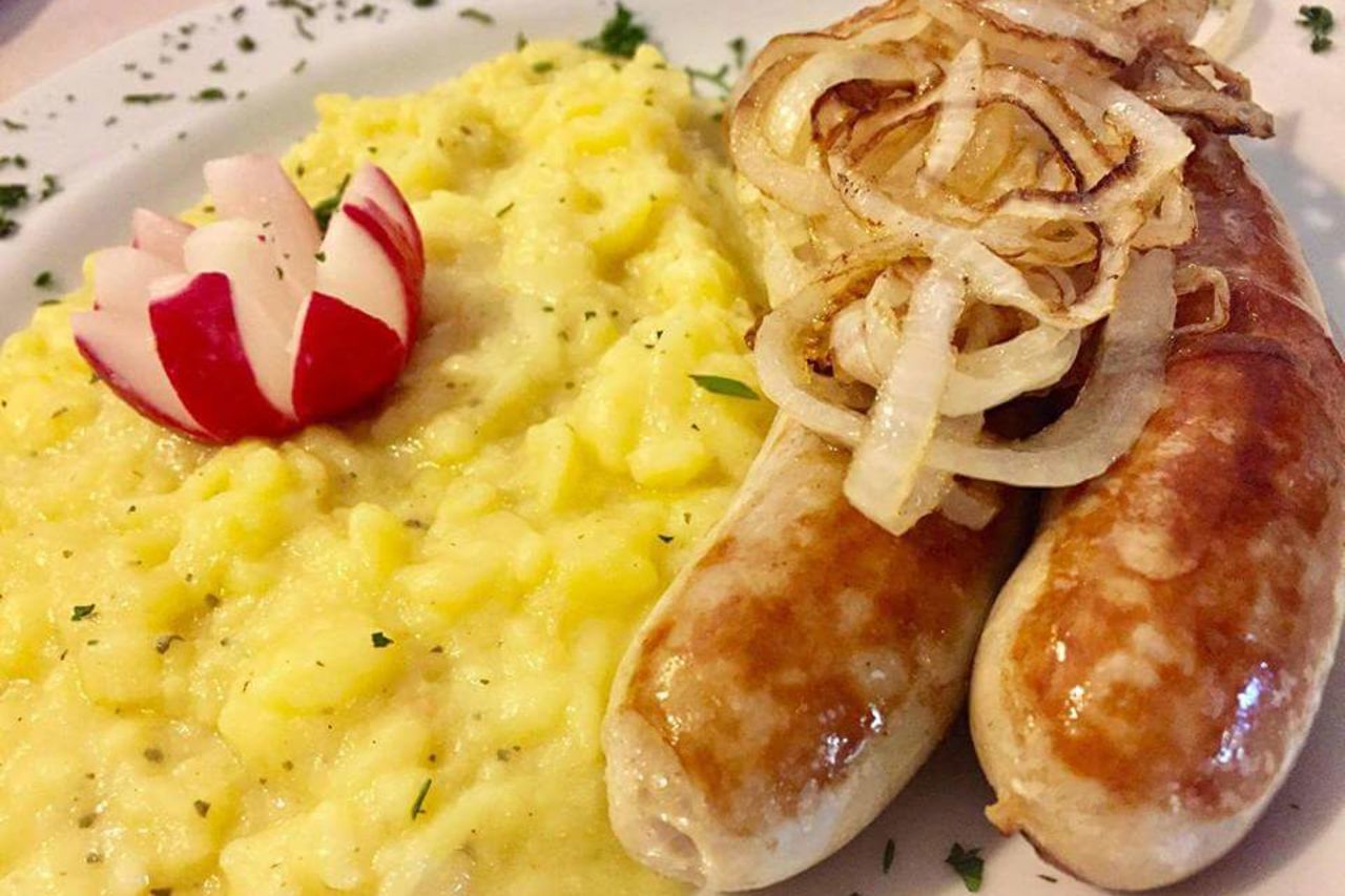 Bratwurst mit hausgemachten Kartoffelsalat