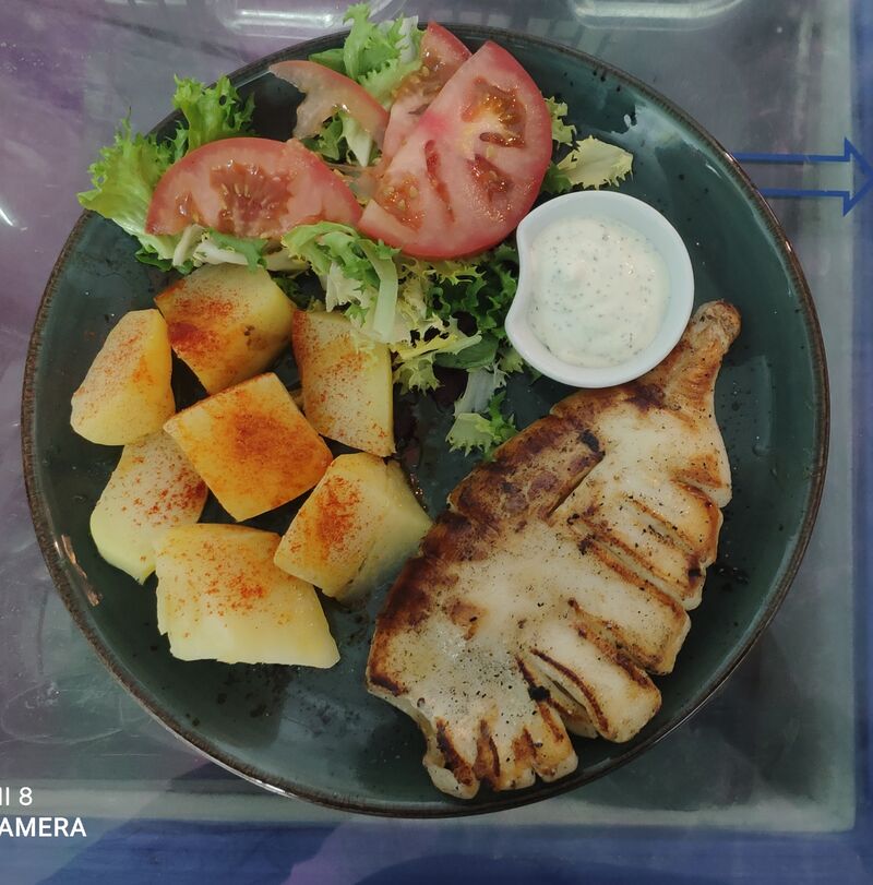 CALAMAR A LA PARRILLA ,PATATA COCIDA, ALIOLI Y ENSALADA 