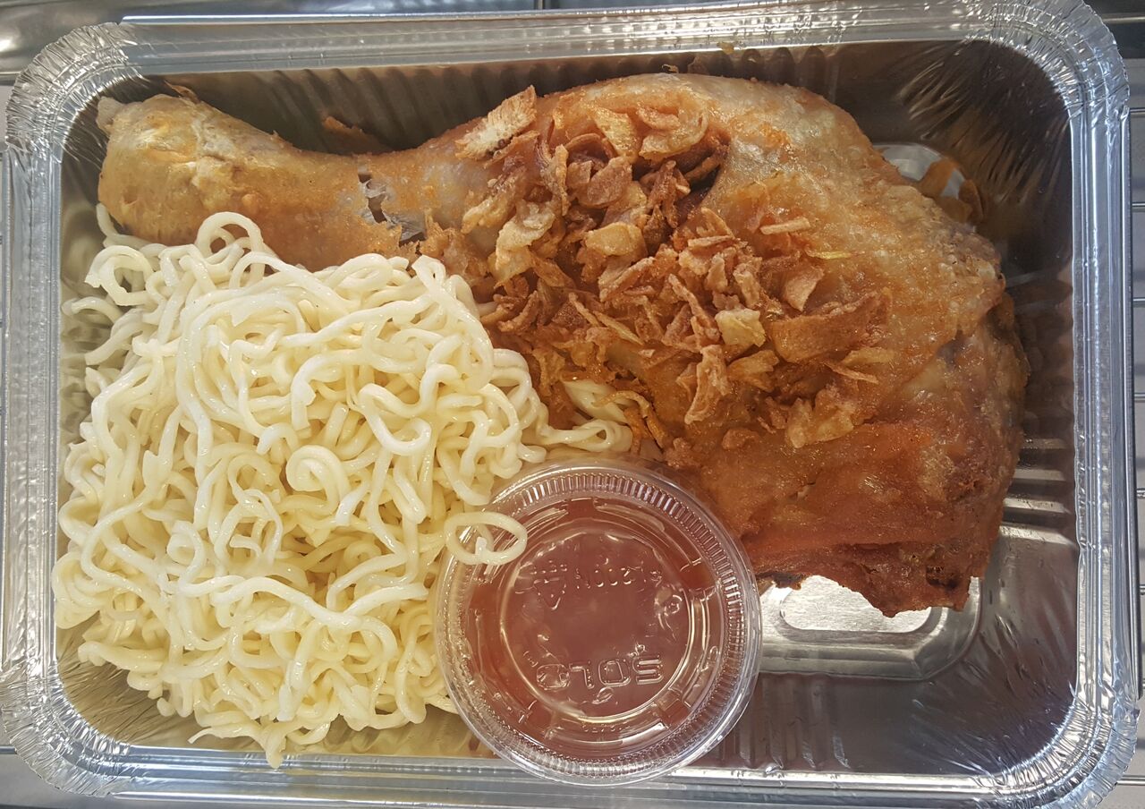 Poulet frit servi avec du riz ou des pâtes sauce rouge Sur Cde 