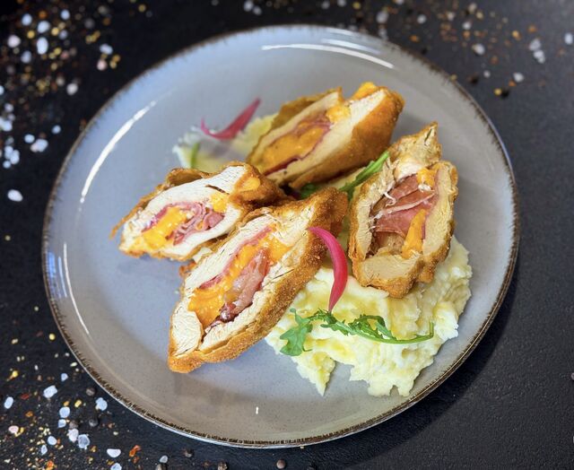 CHEDDAR SAJTTAL ÉS PÁRMAI SONKÁVAL TÖLTÖTT CSIRKEMELL BURGONYAPÜRÉVEL