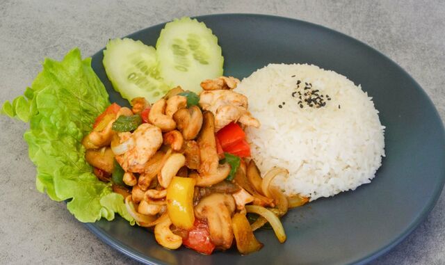 Poulet noix de cajou servi avec du riz ou des pâtes10.90€ TTC / la portion