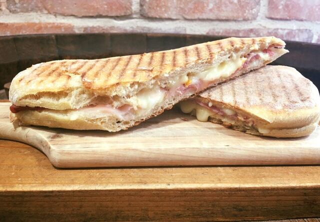 PANINIS DISPONIBLE DU LUNDI AU VENDREDI MIDI 