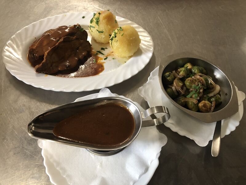 Schweinebraten in Biersoße, mit Klößen und Rosenkohl 