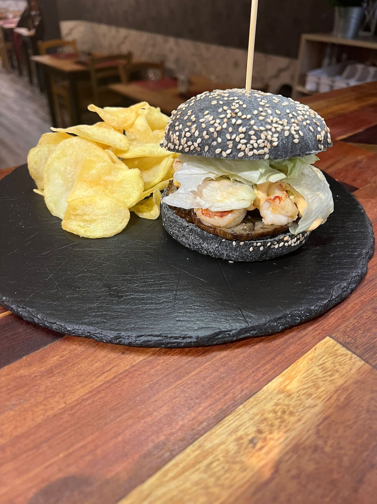 Hamburger gourmet con pane al nero di seppia,gamberi al lime,maionese alla paprika e melanzane grigliate
