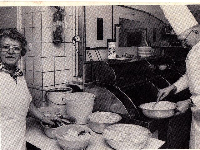 Egert Höpker senior mit seiner Frau Grete bei der Arbeit