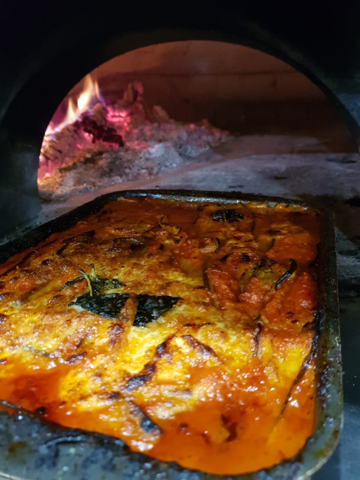 La parmigiana di melanzane cotta nel forno a legna