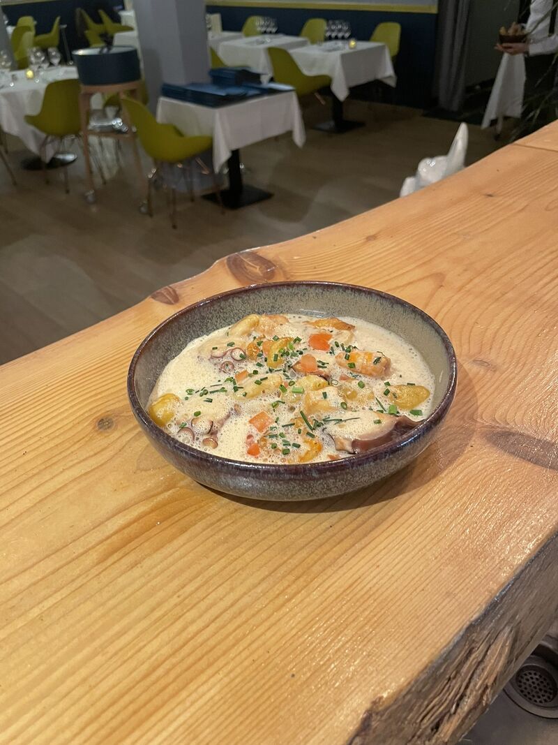 La cassolette de gnocchis, homard et langoustines, crème de crustacées