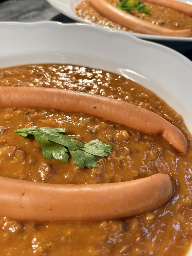 Saure Linsen mit Saitenwurst und Spätzle